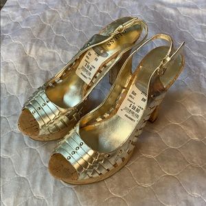 Size 8M Gold Guess Heels